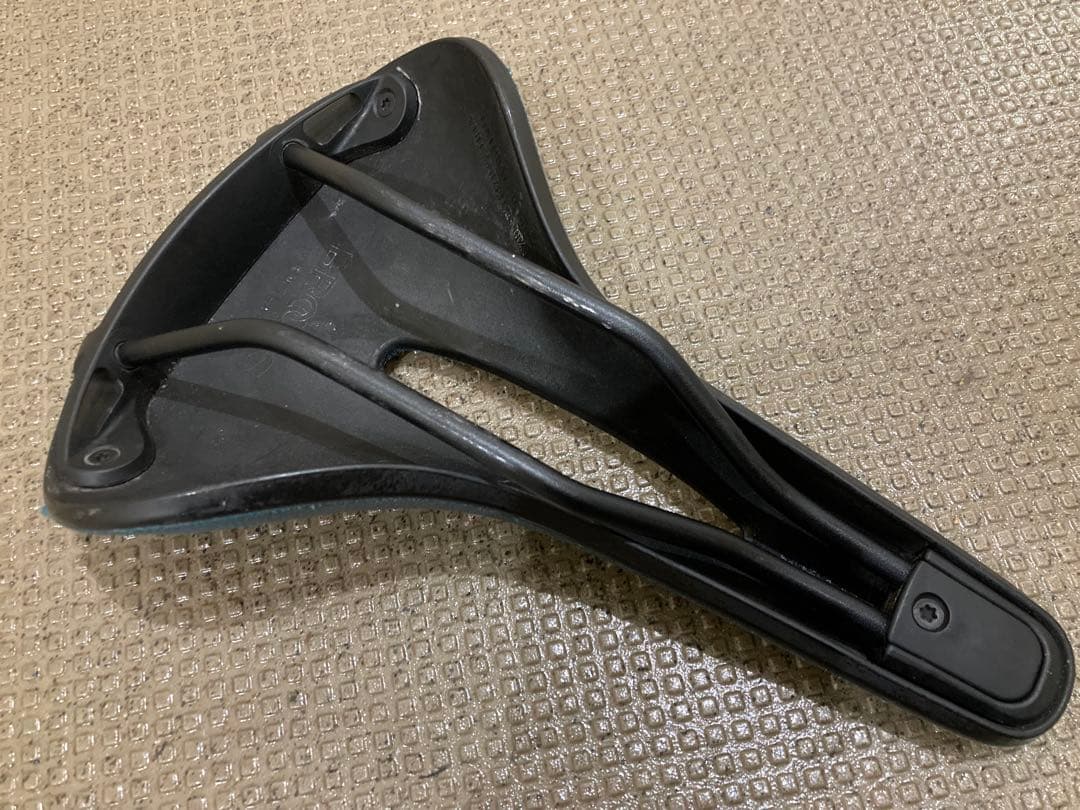 Brooks C17 Carved (octane) サドル